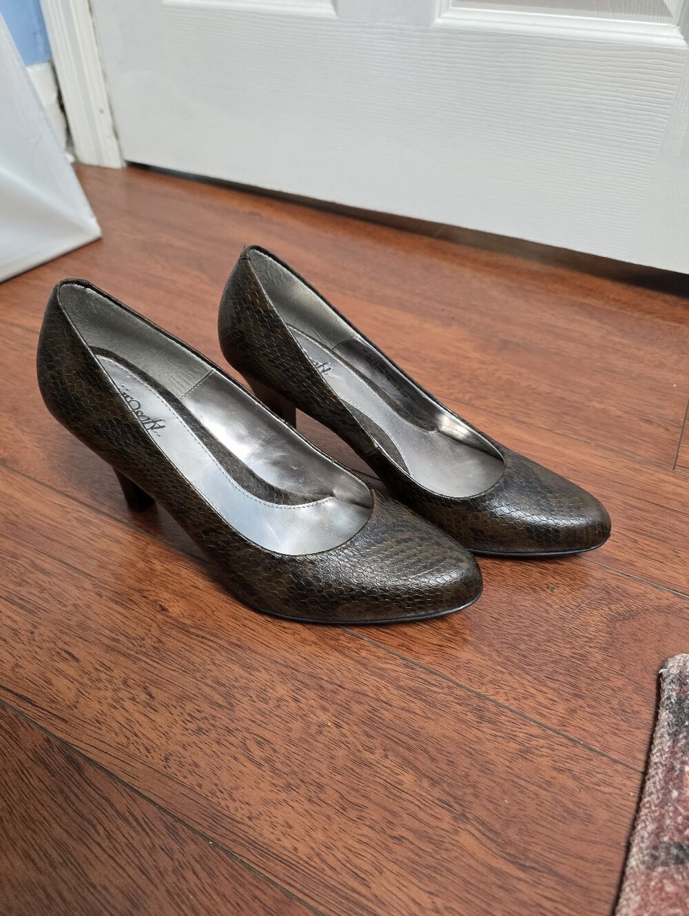 Classic Women's Low Heel Pumps in Dark Brown Snake-Embossed, Size 8